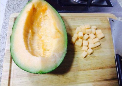 盼盼吃哈密瓜,甜蜜时光的美好回忆