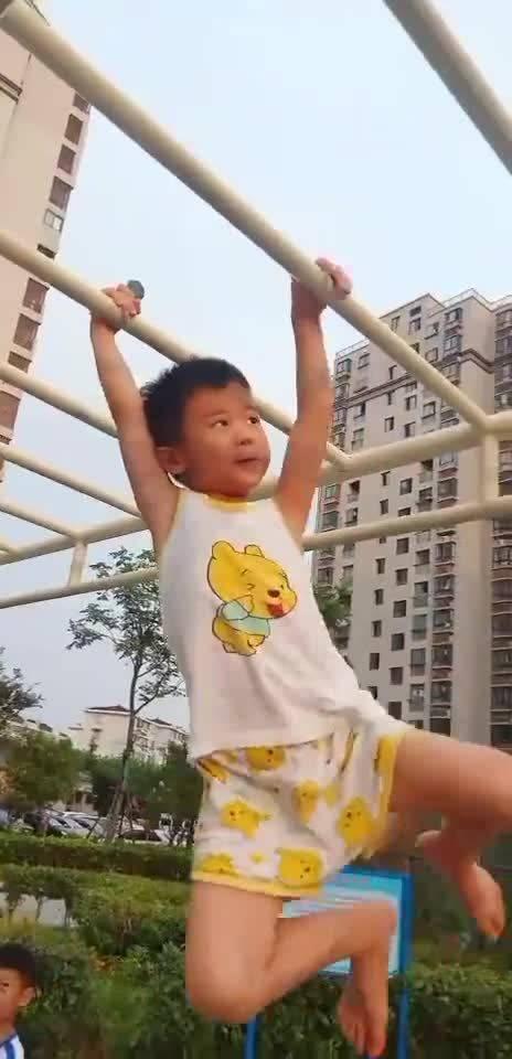 体操队长吃瓜,揭秘运动场上的趣味瞬间